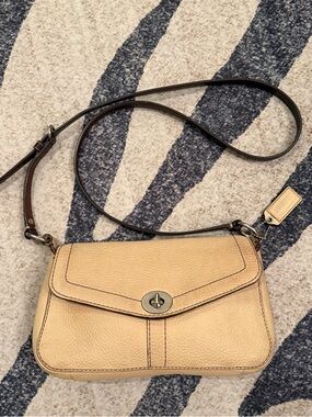 VTG Coach Chelsea Crossbody Beige Pebbled Leather Bag F10888